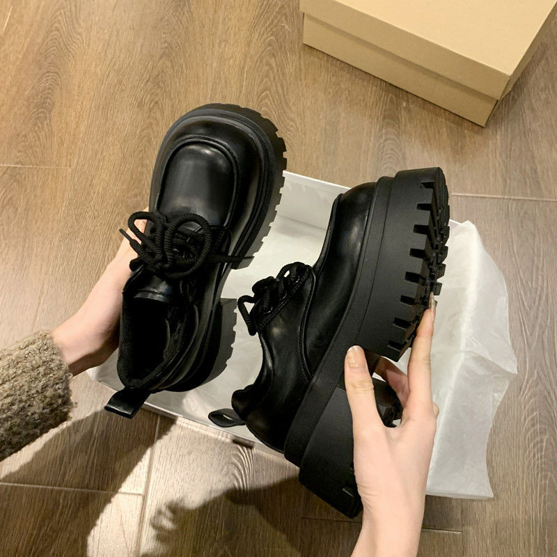 Ženske loaferice s debelom potplatom i vezicama, britanski sveučilišni retro stil, jesen 2025
