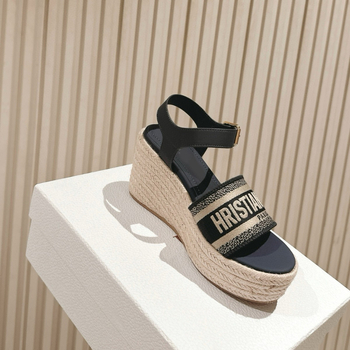 Сандали с клин и платформа, сатенена горна част, подплатени с овча кожа, бродирани букви, за жени