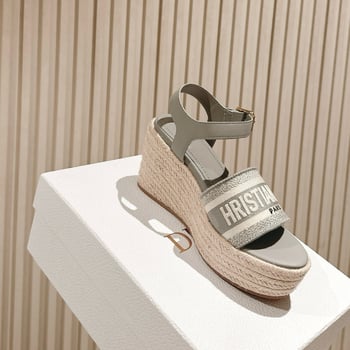 Сандали с клин и платформа, сатенена горна част, подплатени с овча кожа, бродирани букви, за жени