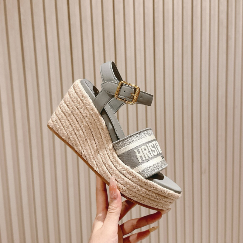 Сандали с клин и платформа, сатенена горна част, подплатени с овча кожа, бродирани букви, за жени