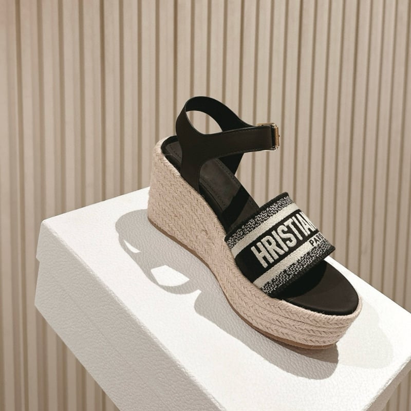 Сандали с клин и платформа, сатенена горна част, подплатени с овча кожа, бродирани букви, за жени