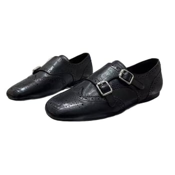 Női juhbőr loafer lapos talppal és rejtett magasság-emeléssel, gravírozott mintázat, bőrből készült casual cipő, brogue stílus, tavasz 2026