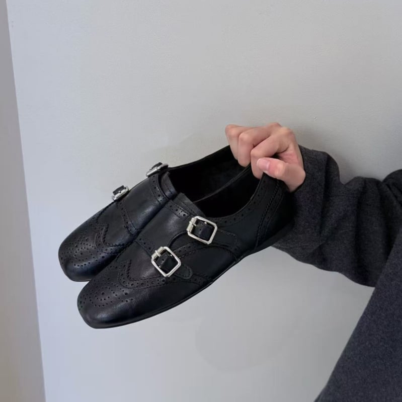 Női juhbőr loafer lapos talppal és rejtett magasság-emeléssel, gravírozott mintázat, bőrből készült casual cipő, brogue stílus, tavasz 2026