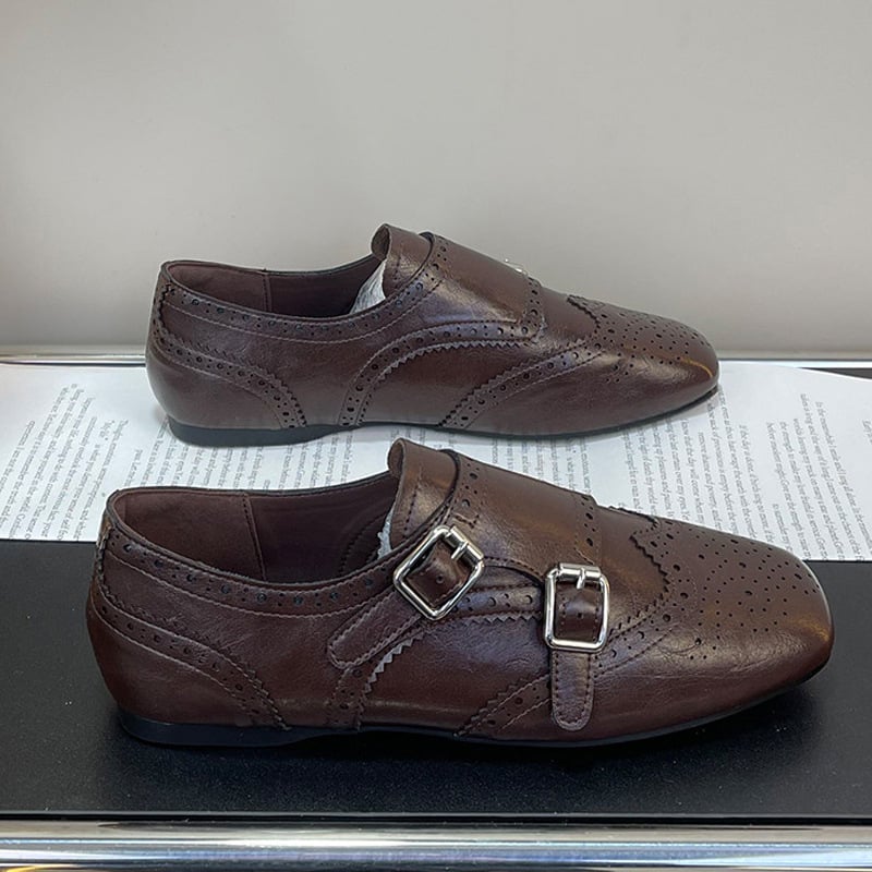 Női juhbőr loafer lapos talppal és rejtett magasság-emeléssel, gravírozott mintázat, bőrből készült casual cipő, brogue stílus, tavasz 2026