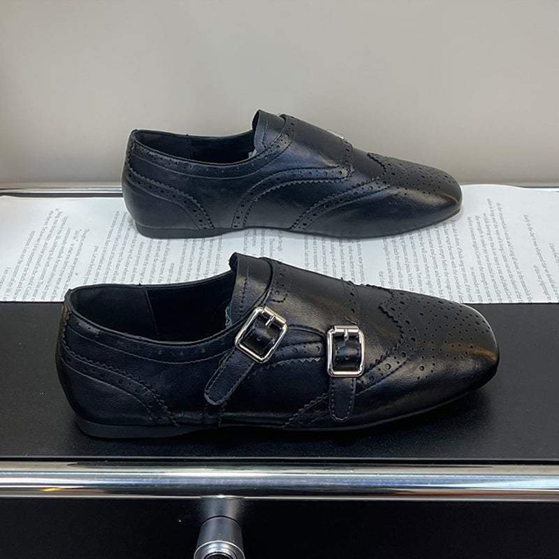 Női juhbőr loafer lapos talppal és rejtett magasság-emeléssel, gravírozott mintázat, bőrből készült casual cipő, brogue stílus, tavasz 2026