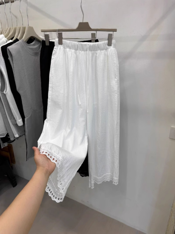 Plus-size ženske hlače, cropped dužine, čipkast uzorak s prorezima, elastični pojas sa vezicom, ležernog kroja, lagano ljeto