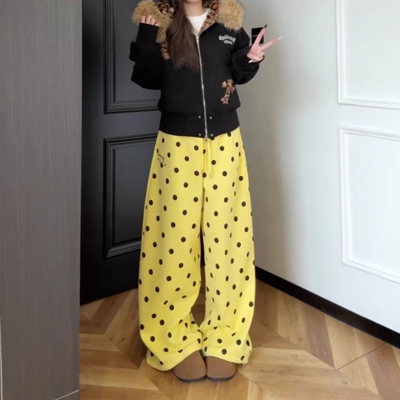 Ženske fleece hlače u američkom stilu, žuto-točkasti all-over print, fleece-lined, za žene, jesen-zima 2026, široke hlače, casual sportski stil