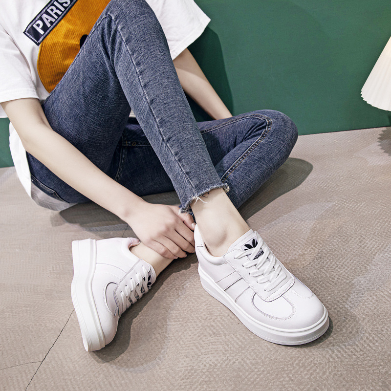 Γυναικείες λευκές δερμάτινες sneakers με διαπνοή από διχτυωτό ύφασμα, καλοκαιρινά casual παπούτσια με φαρδιά σόλα για αύξηση ύψους, για όλες τις εποχές, γερμανικά παπούτσια προπόνησης