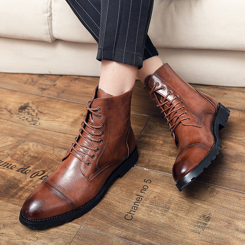 Férfiaknak tervezett bőr magas szárú casual brogue csizma hegyes orral, brit stílusban