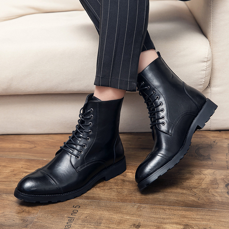 Férfiaknak tervezett bőr magas szárú casual brogue csizma hegyes orral, brit stílusban