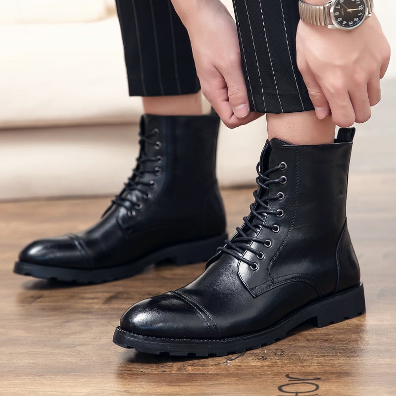 Férfiaknak tervezett bőr magas szárú casual brogue csizma hegyes orral, brit stílusban