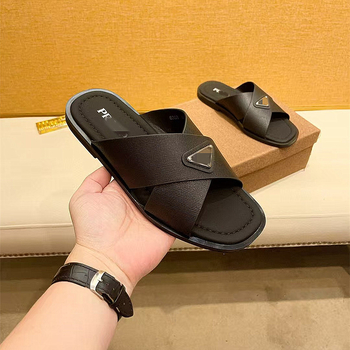 Muške kožne flip-flop sandale s metalnim trokutastim logom, s otvorenim prstom, gumena podloga