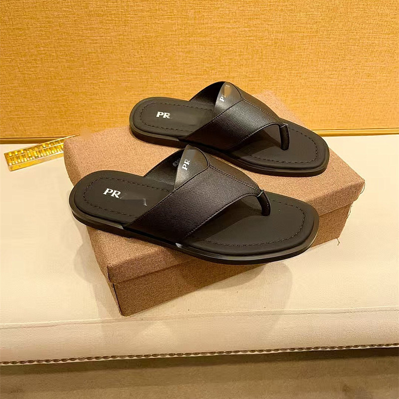 Muške kožne flip-flop sandale s metalnim trokutastim logom, s otvorenim prstom, gumena podloga