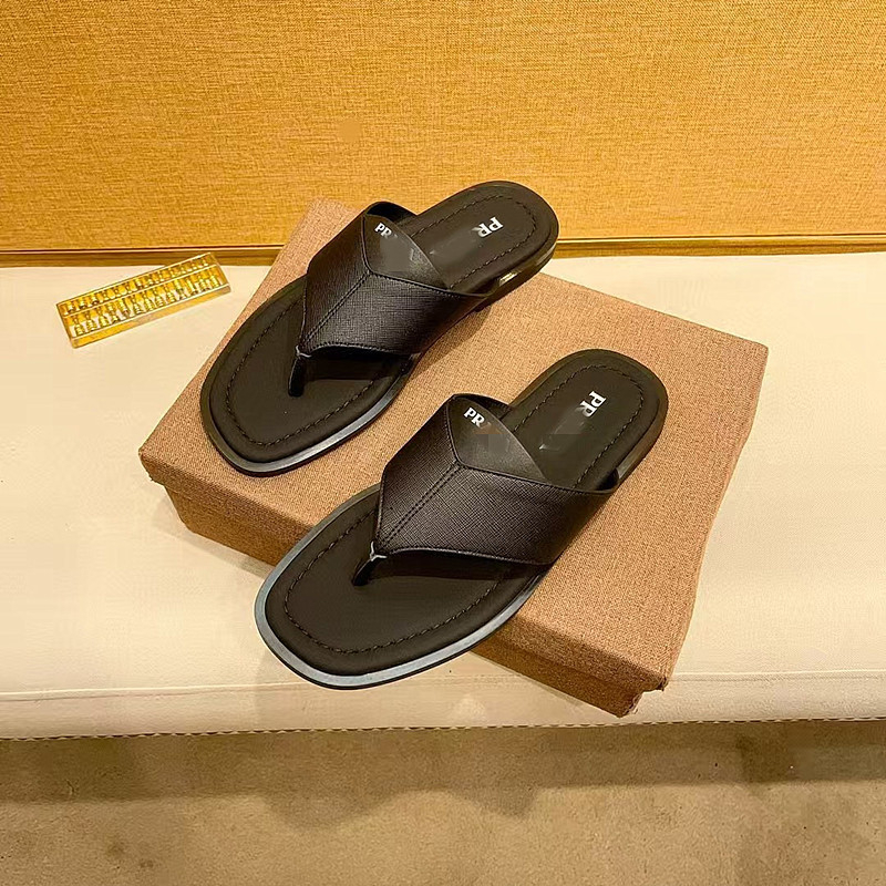 Muške kožne flip-flop sandale s metalnim trokutastim logom, s otvorenim prstom, gumena podloga