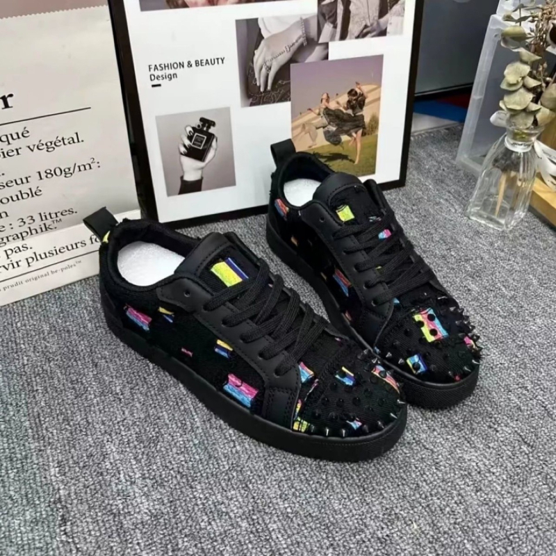 Par platnenih tenisica u hongkonškom stilu s crvenom potplatom i metalnim ukrasima, unisex casual tenisice