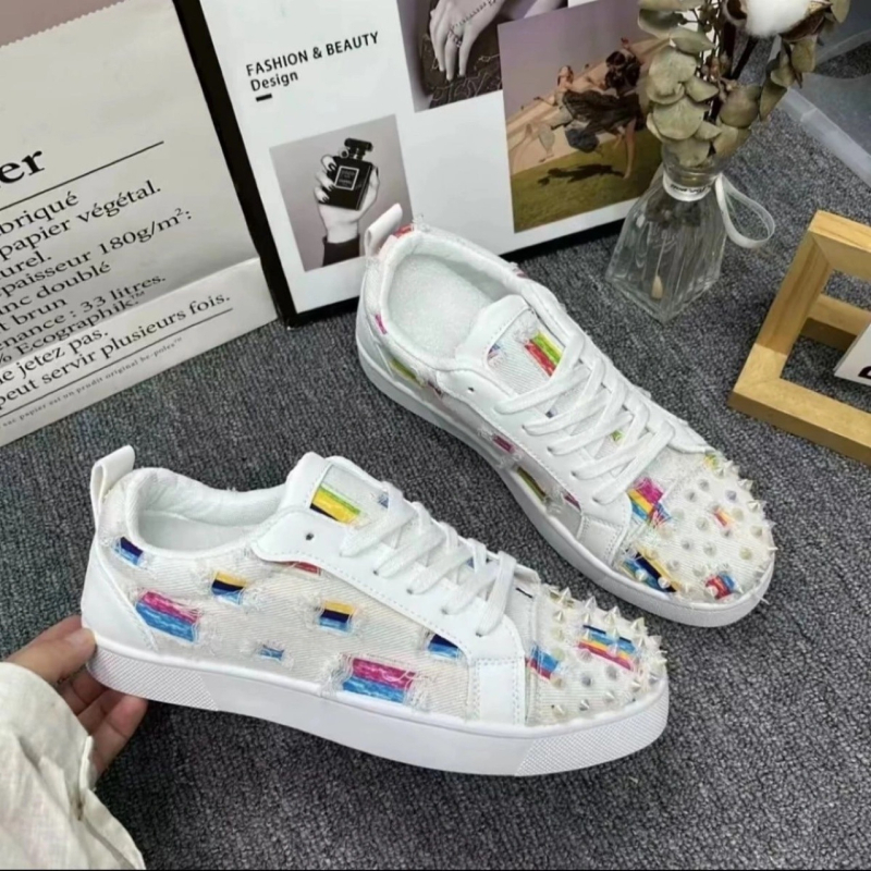 Par platnenih tenisica u hongkonškom stilu s crvenom potplatom i metalnim ukrasima, unisex casual tenisice