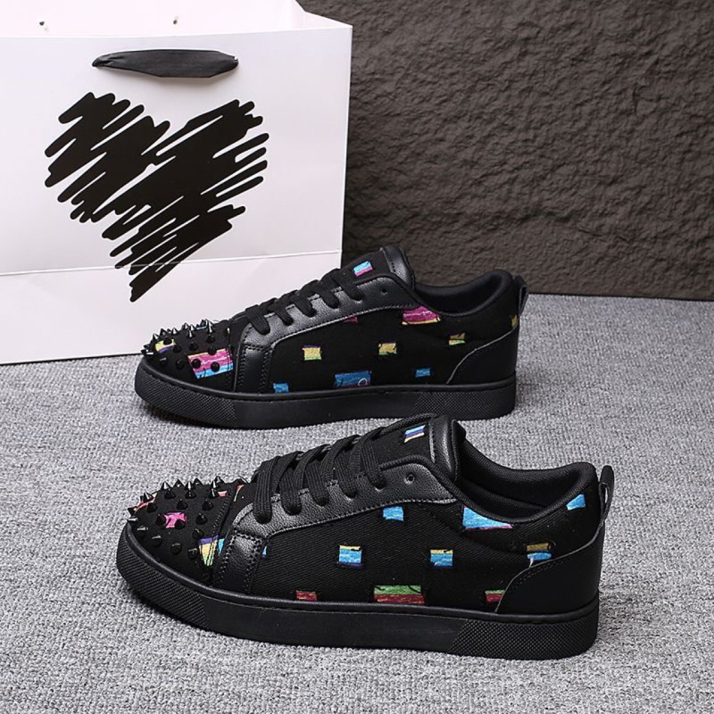 Par platnenih tenisica u hongkonškom stilu s crvenom potplatom i metalnim ukrasima, unisex casual tenisice