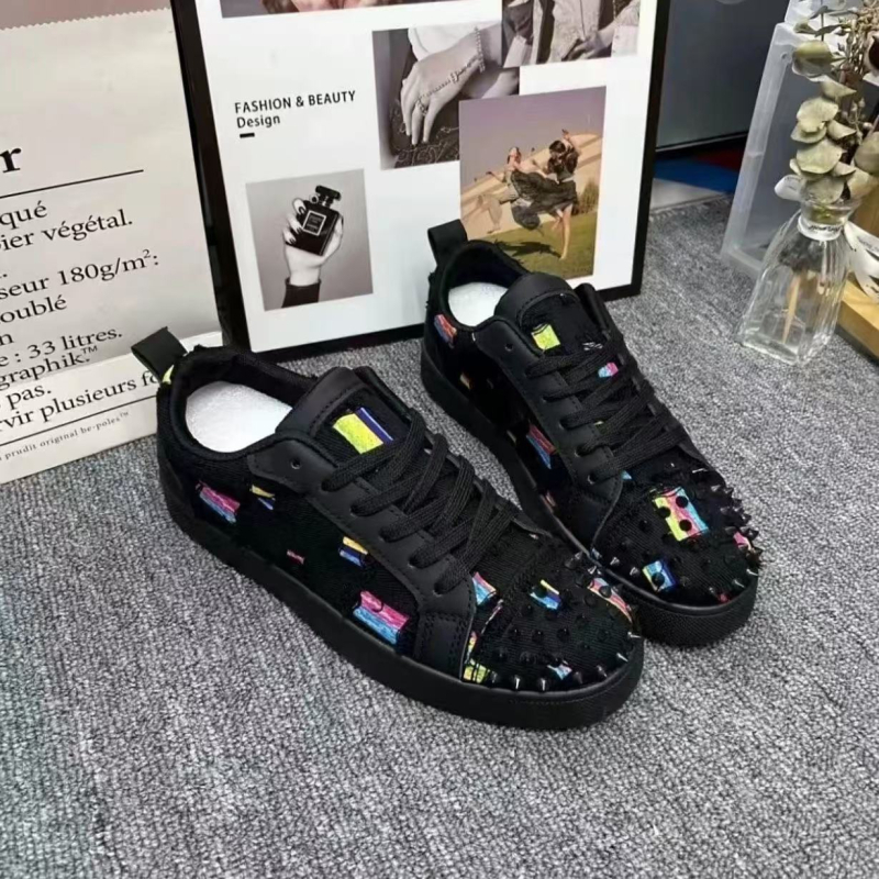 Par platnenih tenisica u hongkonškom stilu s crvenom potplatom i metalnim ukrasima, unisex casual tenisice