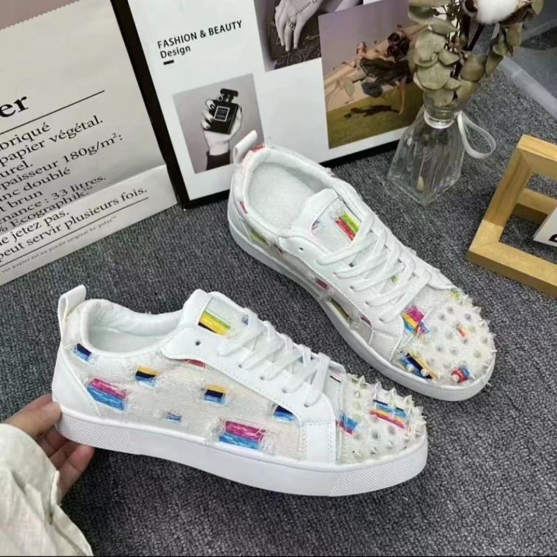 Par platnenih tenisica u hongkonškom stilu s crvenom potplatom i metalnim ukrasima, unisex casual tenisice