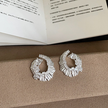 Nepravilnog oblika metalne naušnice s mikro cirkonima za žene — jedinstvene, personalizirane i elegantne