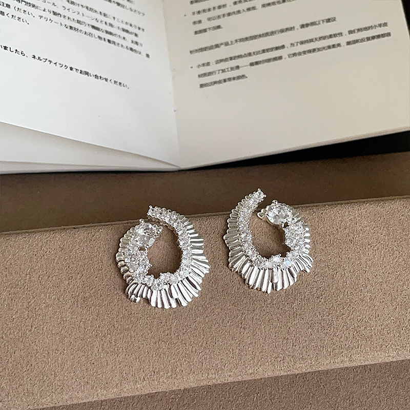 Nepravilnog oblika metalne naušnice s mikro cirkonima za žene — jedinstvene, personalizirane i elegantne