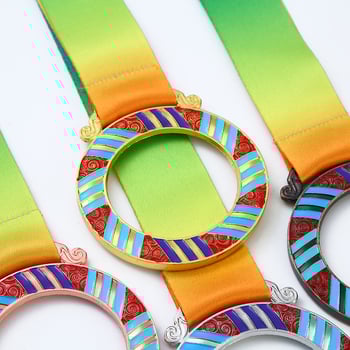 Medalie colorată personalizată cu decupaj pentru competiții sportive, imprimare logo