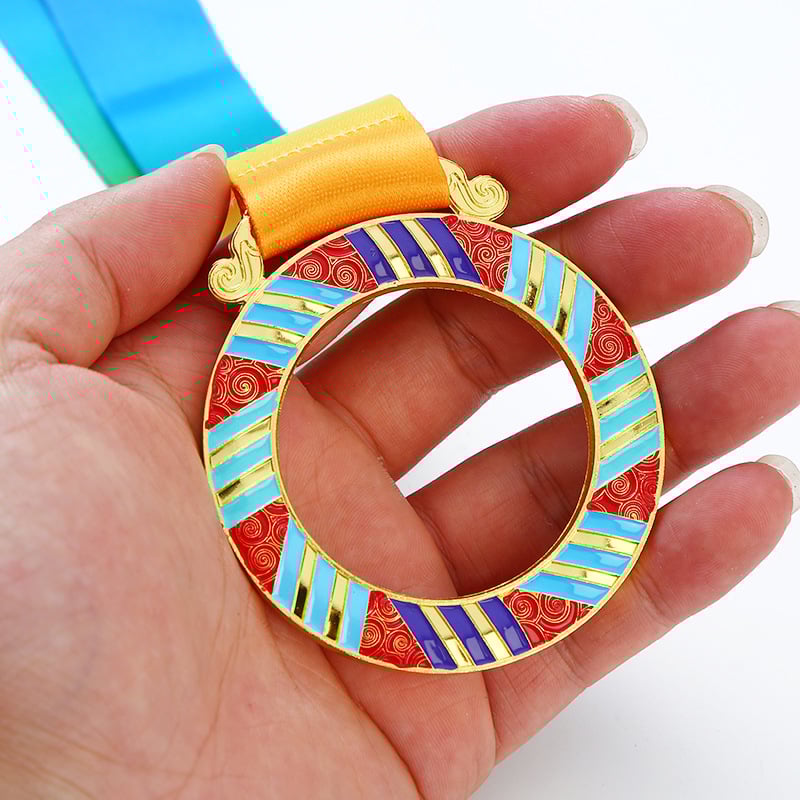 Medalie colorată personalizată cu decupaj pentru competiții sportive, imprimare logo