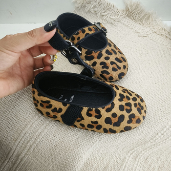 Dječje Mary Jane cipele s leopard uzorkom, kožni gornji dio, jednosatni remen s Velcro zatvaranjem, niski otvori, mekana potplata, prozračne, protuklizne.