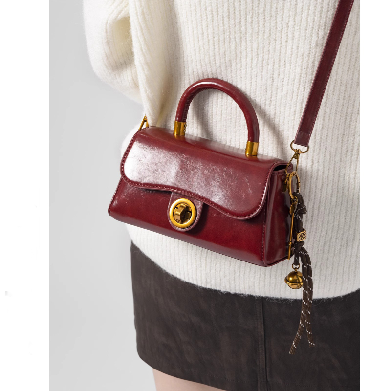 Crvena ženska torba na jedno rame, novi model 2026, lagana luksuzna kvadratna crossbody torba