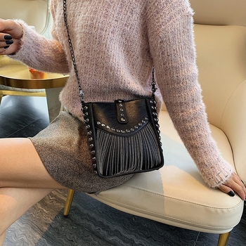Ženska crna PU torbica s resicama, crossbody preko ramena, mala veličina
