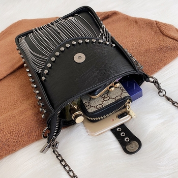 Ženska crna PU torbica s resicama, crossbody preko ramena, mala veličina