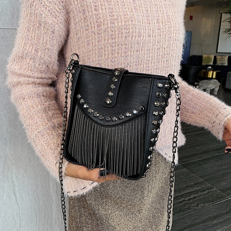 Ženska crna PU torbica s resicama, crossbody preko ramena, mala veličina