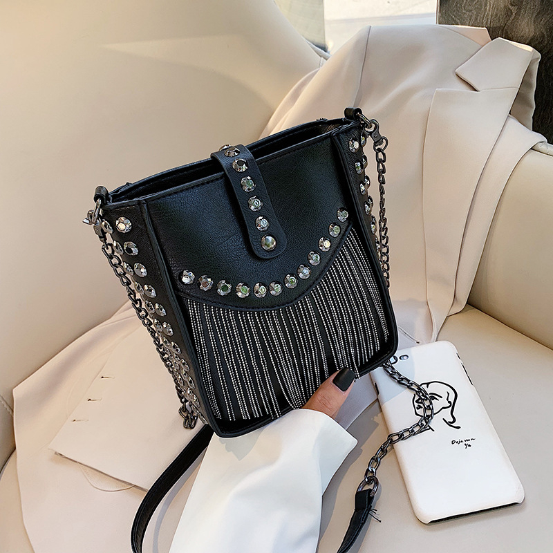 Ženska crna PU torbica s resicama, crossbody preko ramena, mala veličina