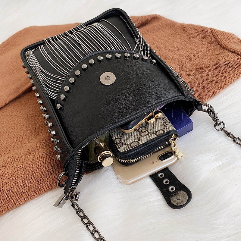 Ženska crna PU torbica s resicama, crossbody preko ramena, mala veličina