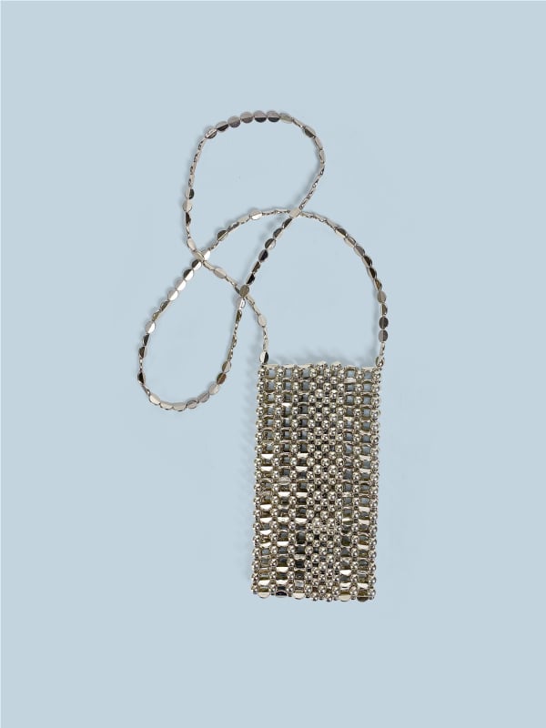 Ručna, srebrna mini crossbody torba s pletenim lancem od plosnatih perlica, za telefon i novčanik
