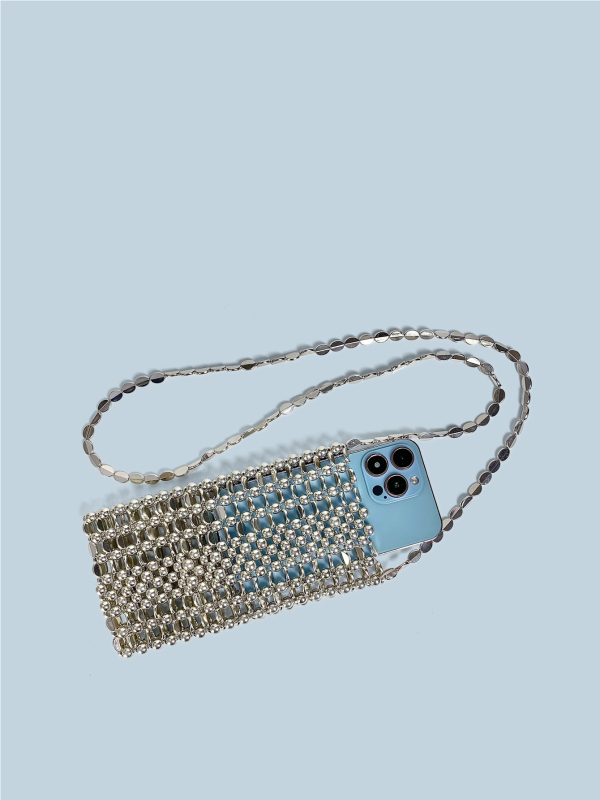 Ručna, srebrna mini crossbody torba s pletenim lancem od plosnatih perlica, za telefon i novčanik