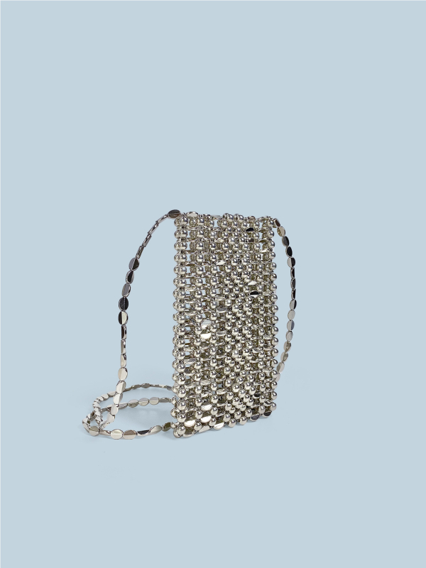 Ručna, srebrna mini crossbody torba s pletenim lancem od plosnatih perlica, za telefon i novčanik
