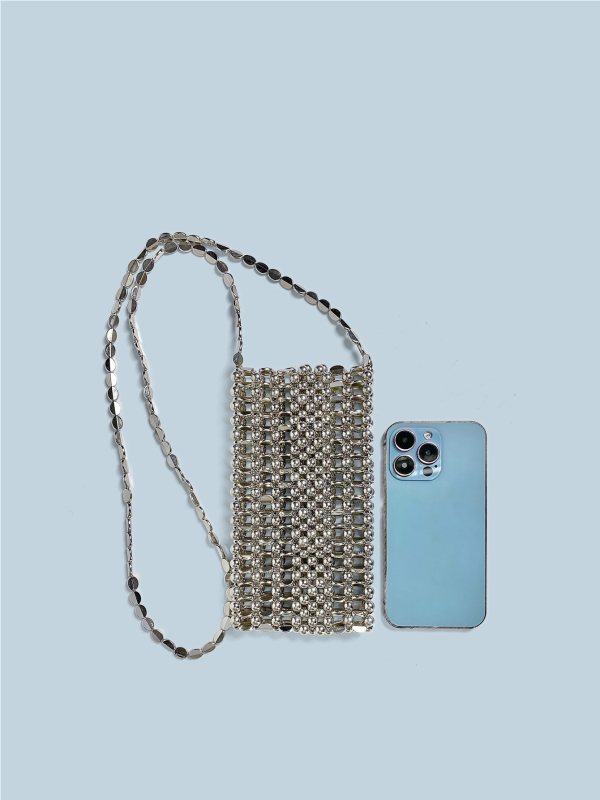 Ručna, srebrna mini crossbody torba s pletenim lancem od plosnatih perlica, za telefon i novčanik