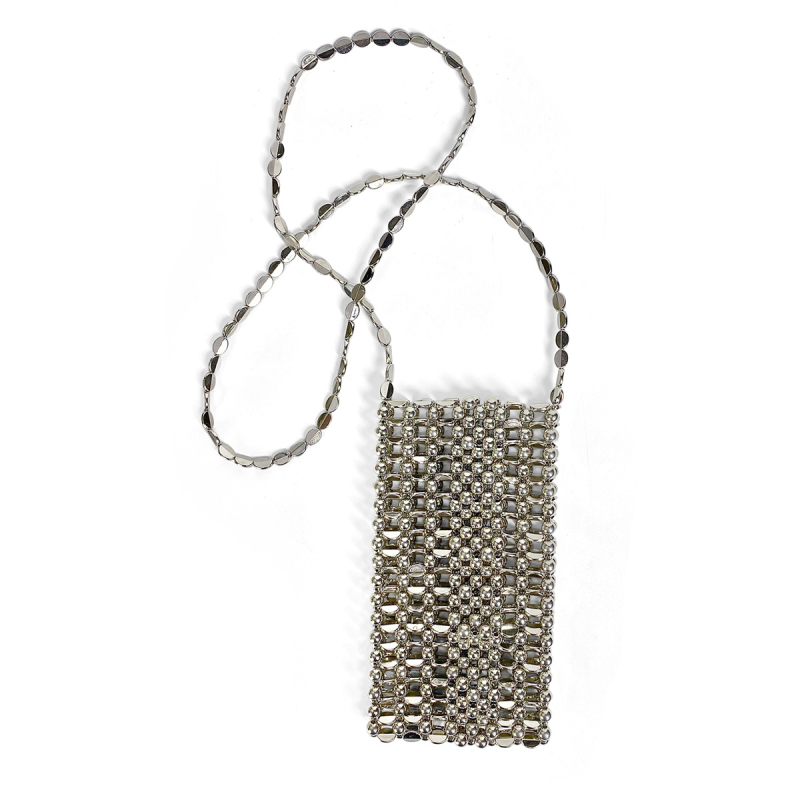 Ručna, srebrna mini crossbody torba s pletenim lancem od plosnatih perlica, za telefon i novčanik