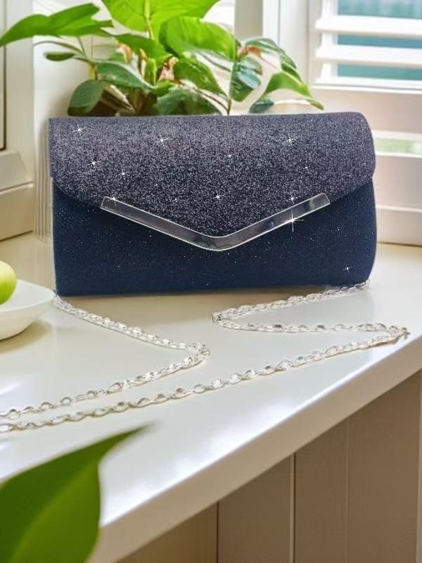 Večernja torbica od sjajne tkanine, crossbody ili preko ramena, gradski minimalistički stil, kompaktni kvadratni oblik.