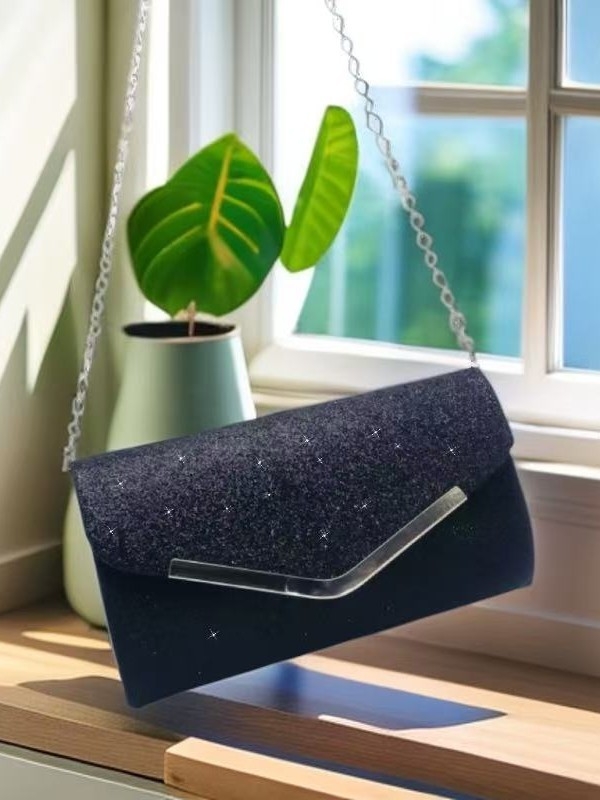 Večernja torbica od sjajne tkanine, crossbody ili preko ramena, gradski minimalistički stil, kompaktni kvadratni oblik.