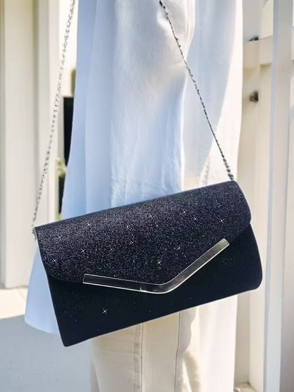Večernja torbica od sjajne tkanine, crossbody ili preko ramena, gradski minimalistički stil, kompaktni kvadratni oblik.