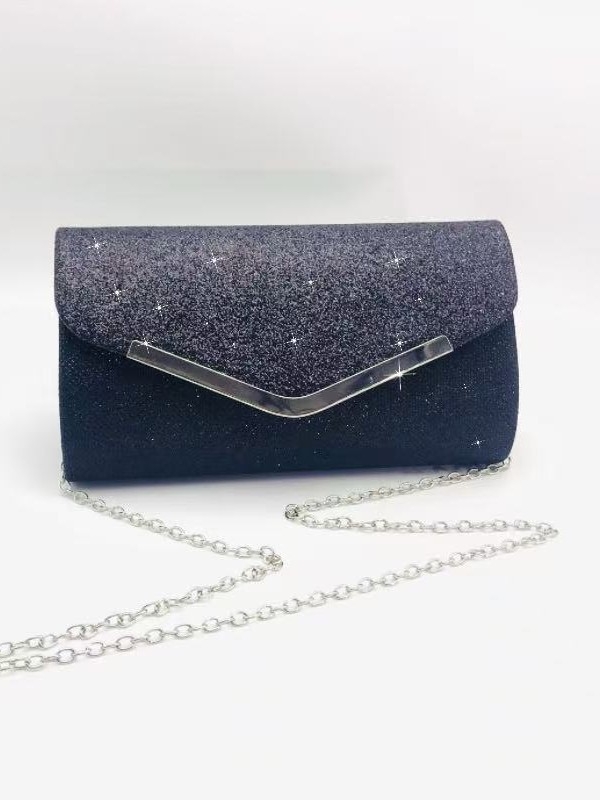 Večernja torbica od sjajne tkanine, crossbody ili preko ramena, gradski minimalistički stil, kompaktni kvadratni oblik.