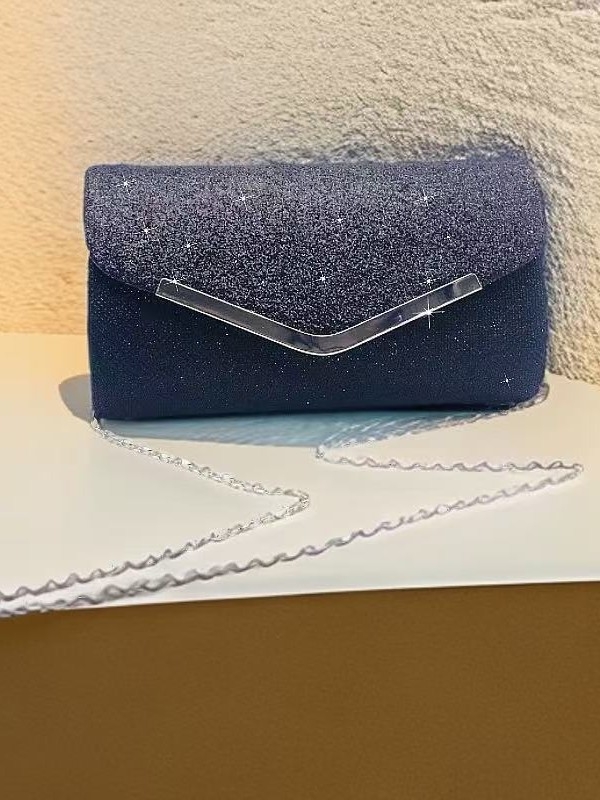 Večernja torbica od sjajne tkanine, crossbody ili preko ramena, gradski minimalistički stil, kompaktni kvadratni oblik.