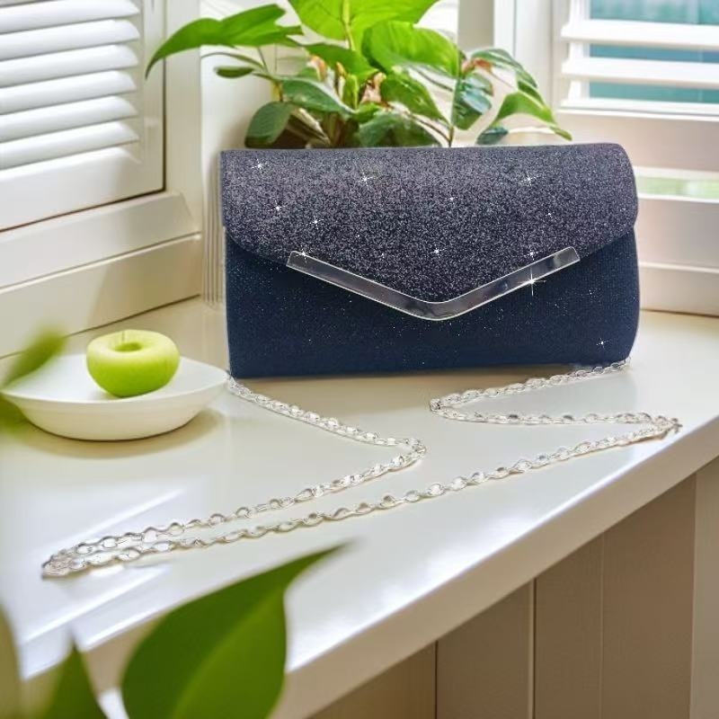 Večernja torbica od sjajne tkanine, crossbody ili preko ramena, gradski minimalistički stil, kompaktni kvadratni oblik.