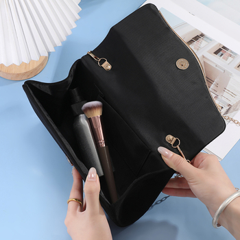 Ženska večernja torbica s lancem – blještav party clutch