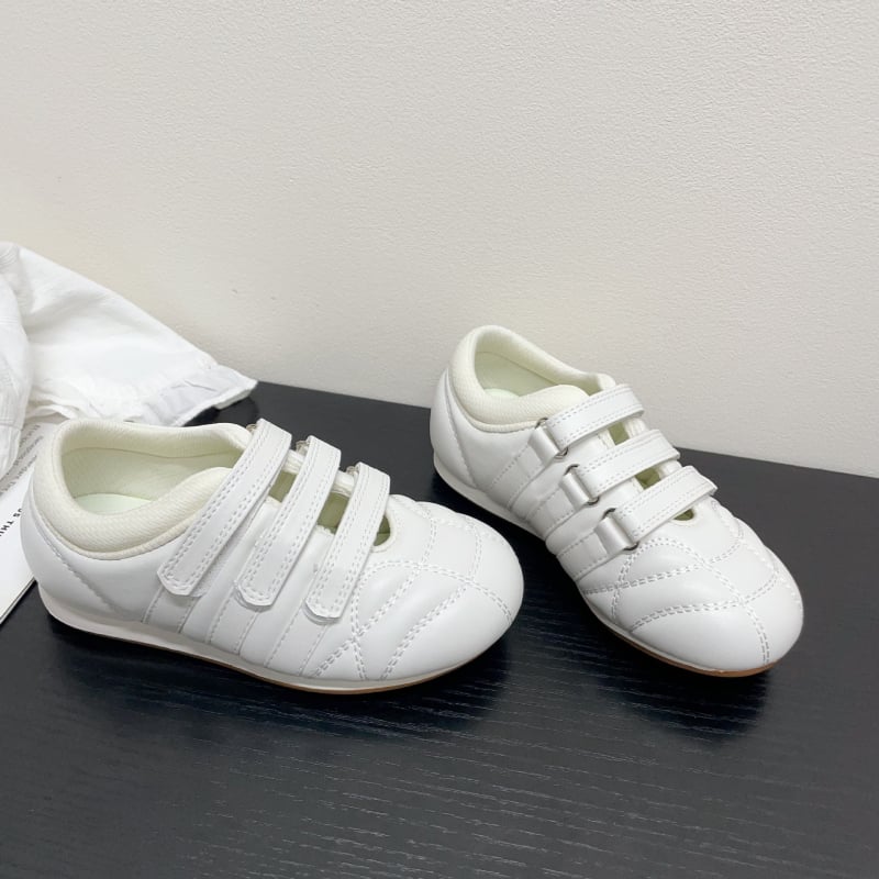 Dječje tenisice s minimalističkim stilom, jedne boje, dekorativnim šavovima, mekana gumena potplat, niski gornji dio, Velcro zatvarač, koža od mikrovlakana, proljeće 2026