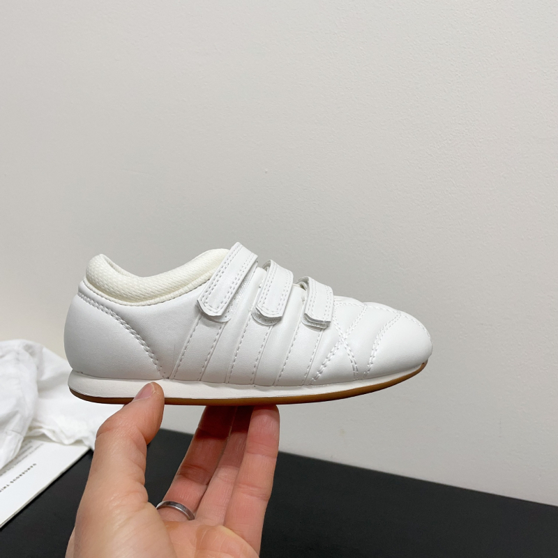 Dječje tenisice s minimalističkim stilom, jedne boje, dekorativnim šavovima, mekana gumena potplat, niski gornji dio, Velcro zatvarač, koža od mikrovlakana, proljeće 2026