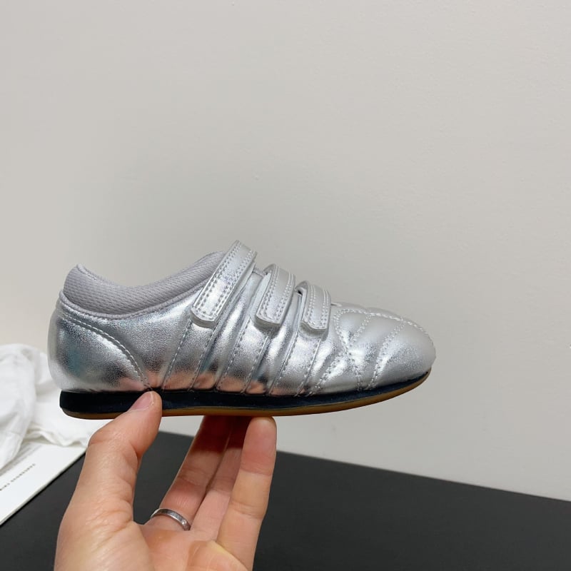 Dječje tenisice s minimalističkim stilom, jedne boje, dekorativnim šavovima, mekana gumena potplat, niski gornji dio, Velcro zatvarač, koža od mikrovlakana, proljeće 2026