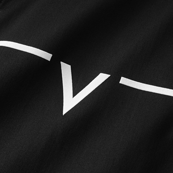 Мъжка памучна риза с дълги ръкави, slim fit, райета и флок принт с буква V, подходяща за бизнес-ежедневие през пролетта и есента.